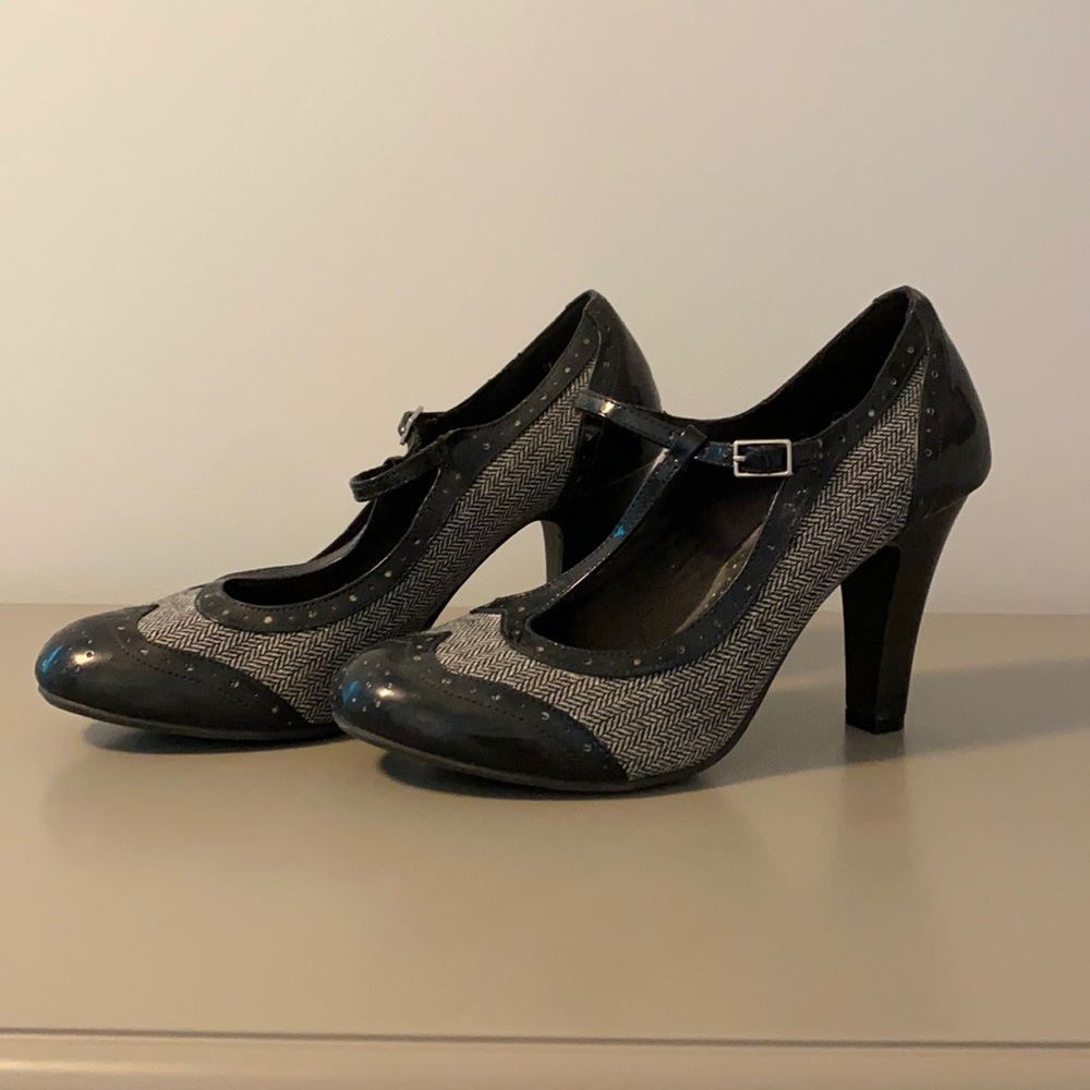 Vintage style black t-strap shoes